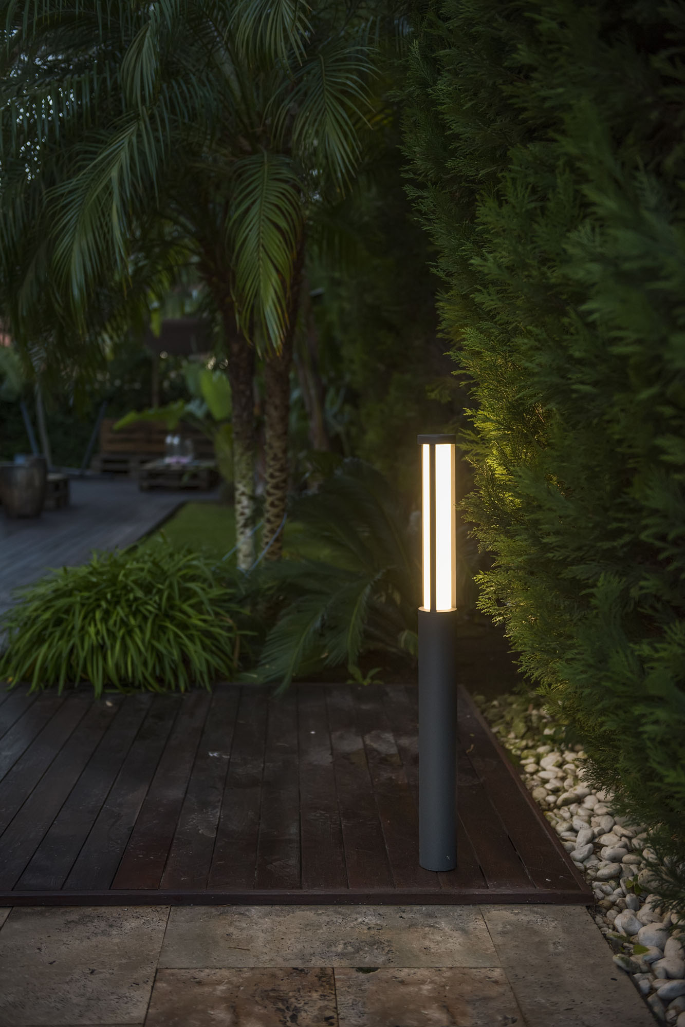 Baliza exterior LOGAR 900 gris oscuro FARO 75606 instalada en jardín, luminaria superficie de aluminio LED IP54 serie 7562 para iluminación exterior