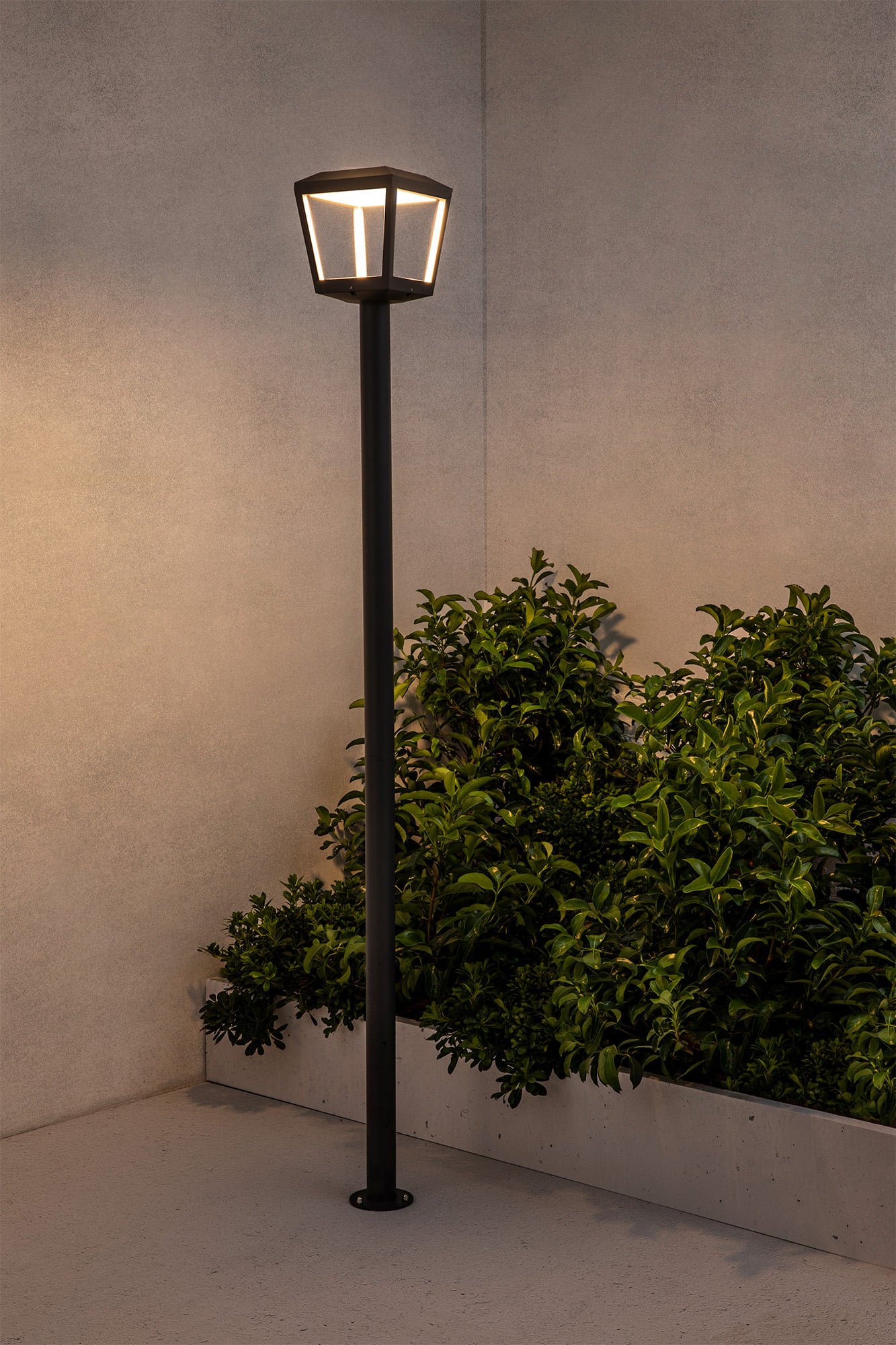 Farola LED exterior PLAZA 220cm en gris oscuro de aluminio, iluminando jardín o terraza, modelo FARO 75607 para iluminación superficial