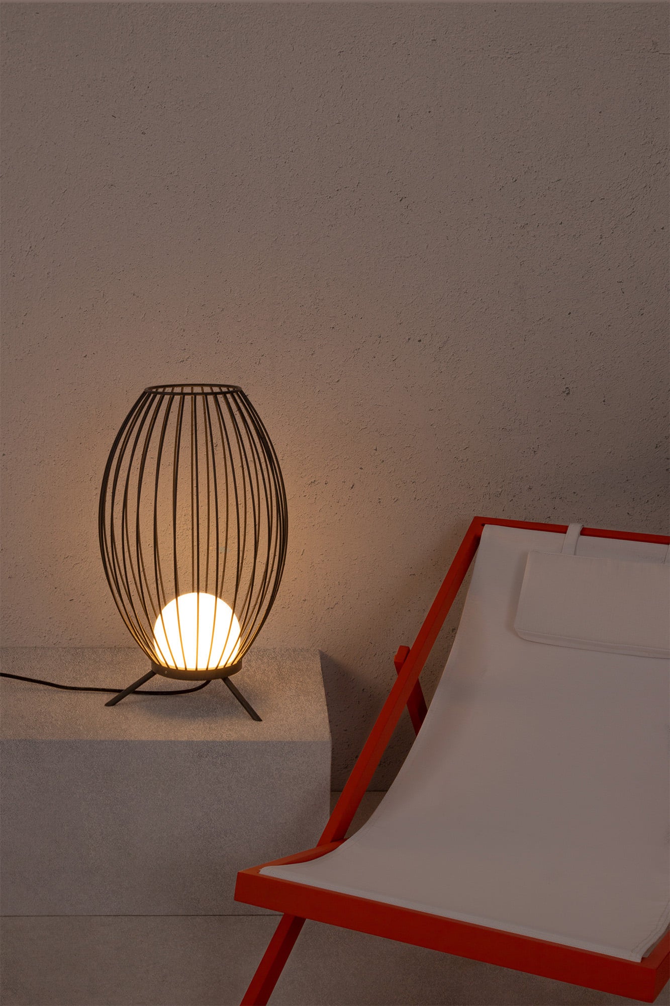 Lámpara portátil CAGE gris oscuro FARO 75608 en ambiente jardín exterior, iluminación LED IP65 aluminio serie 7570, luminaria superficie para exteriores