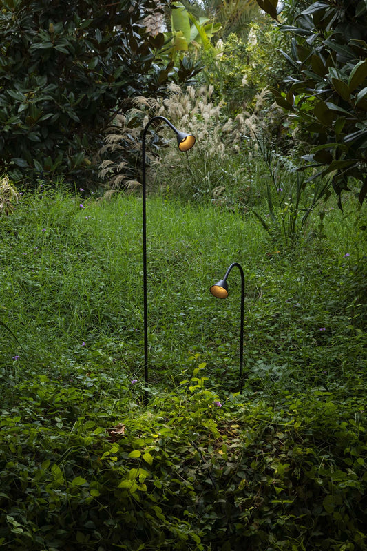 Baliza LED exterior LILY 650 estaca negra FARO serie 286 en jardín, iluminación COB IP65 acero inoxidable