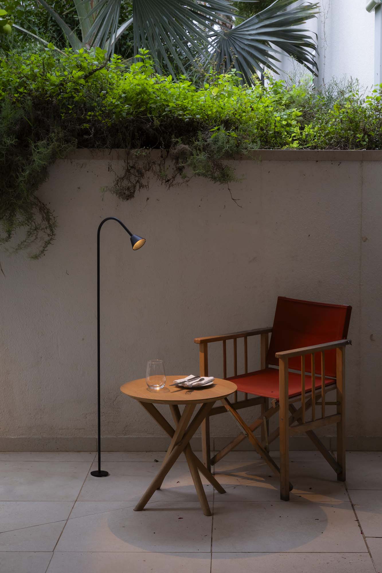 Baliza LED exterior LILY 1190 negra 24V en jardín iluminado, faro de acero inoxidable y cristal IP65 IK06 para luminaria superficie LED COB