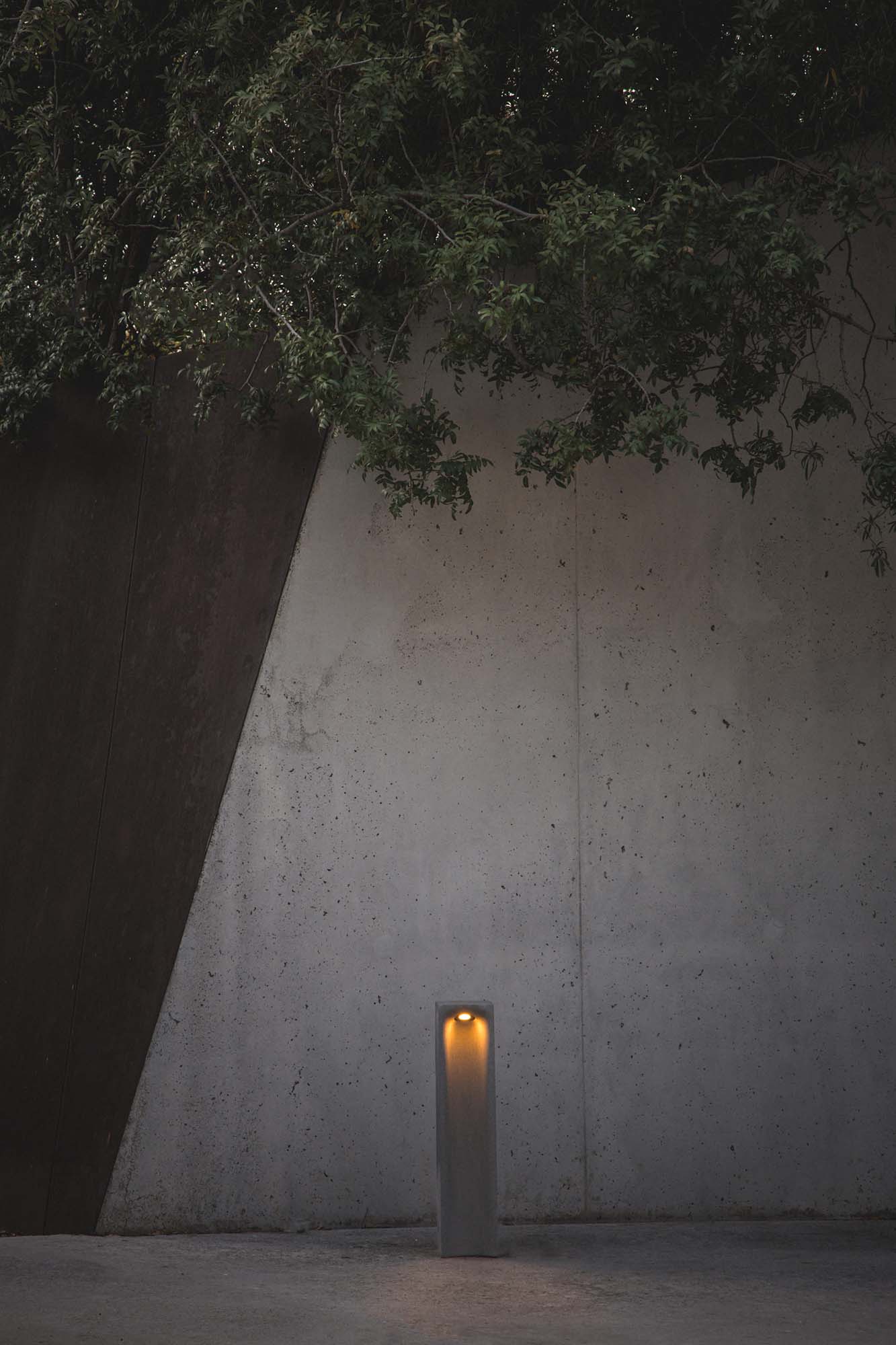 Baliza exterior GROT 700 gris 2700K iluminando jardín, faro LED robusto de cemento serie 75632 IP55 para luminaria superficie exterior