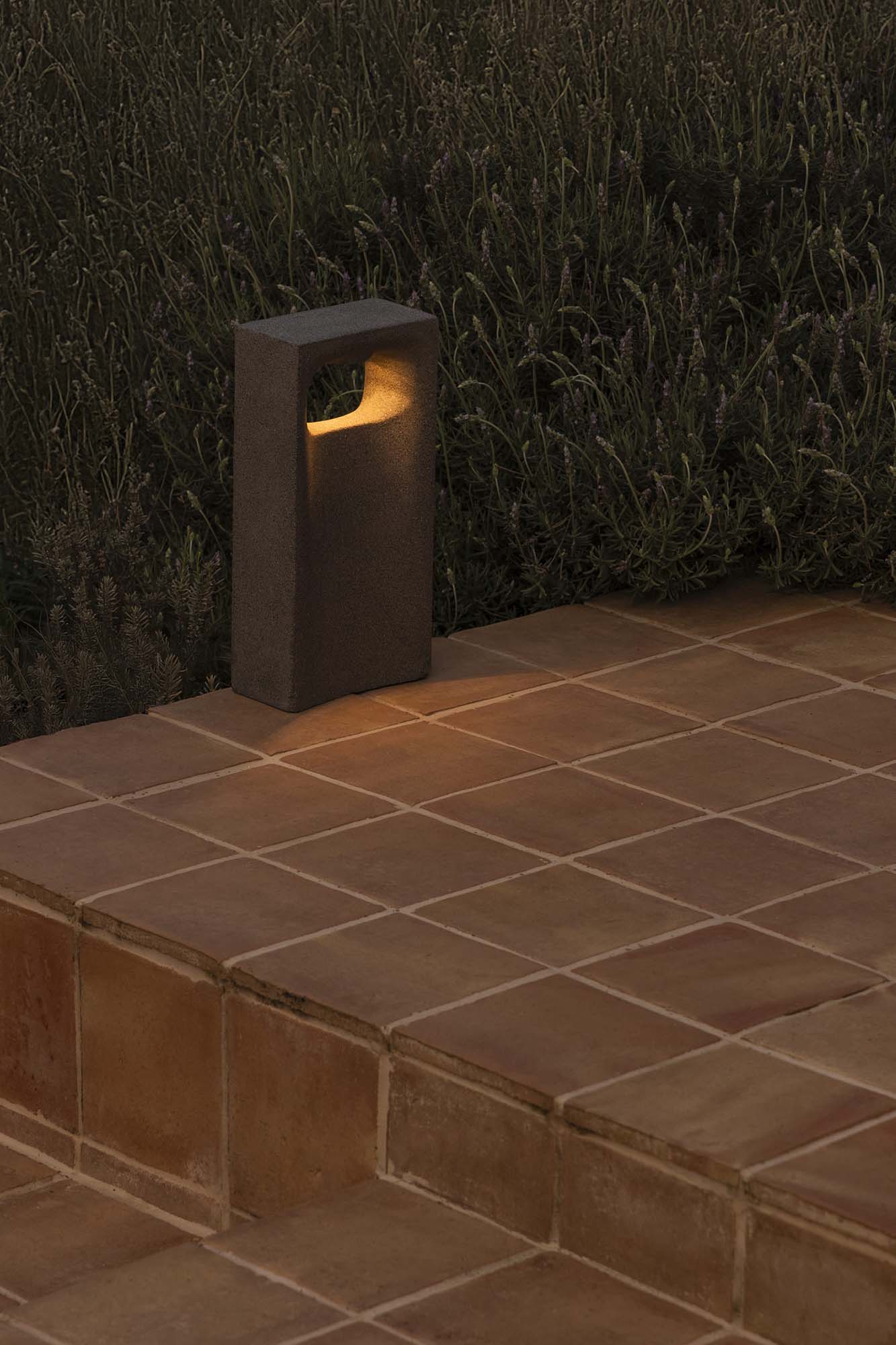 Baliza exterior GLINT 400 gris 3000K faro LED en jardín o terraza, luminaria superficie serie 7568 de cemento, iluminación cálida para exteriores