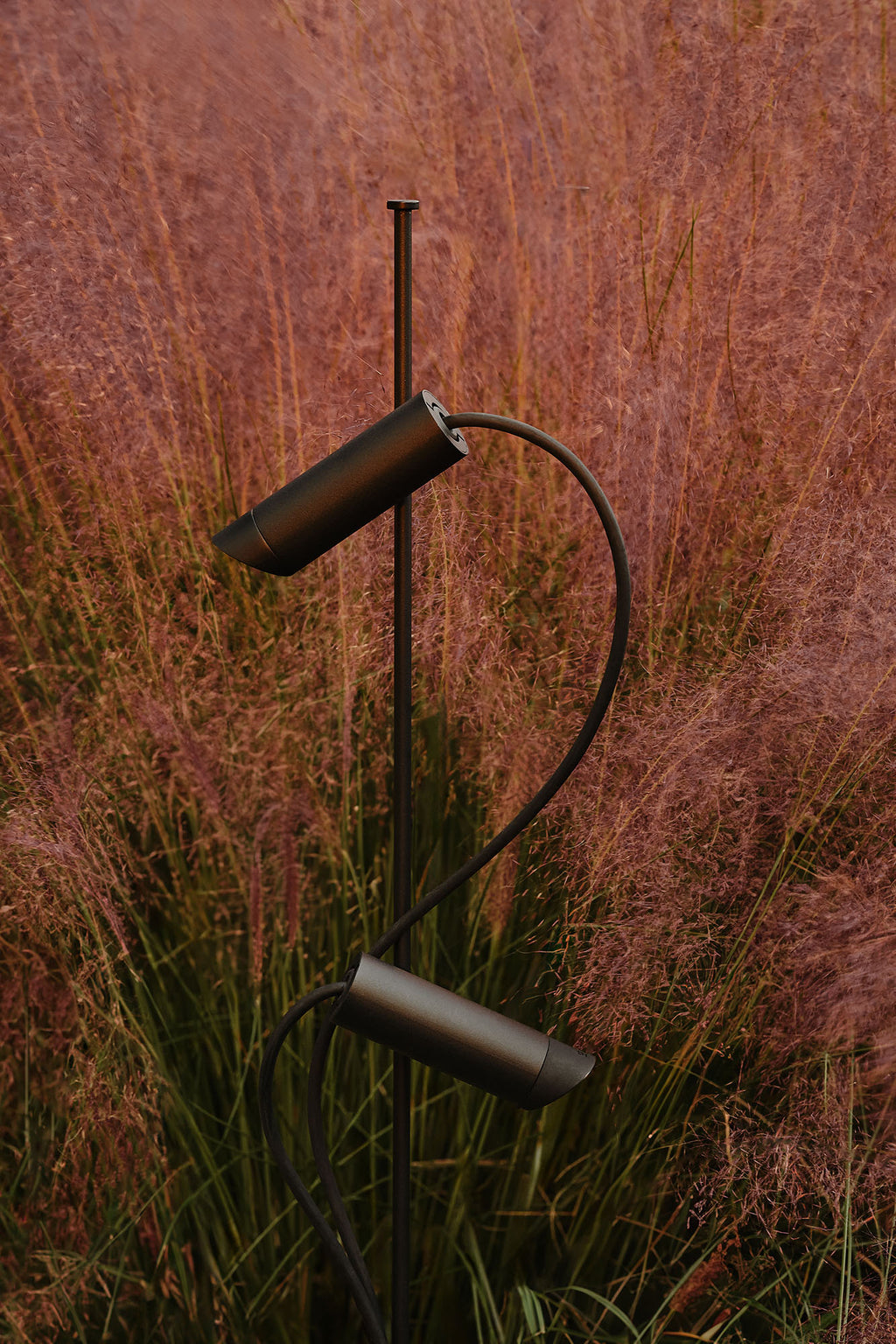 Proyector LED CLAP negro 6W 2700K 15° FARO en ambiente de jardín exterior, iluminación escénica focalizada en aluminio IP65