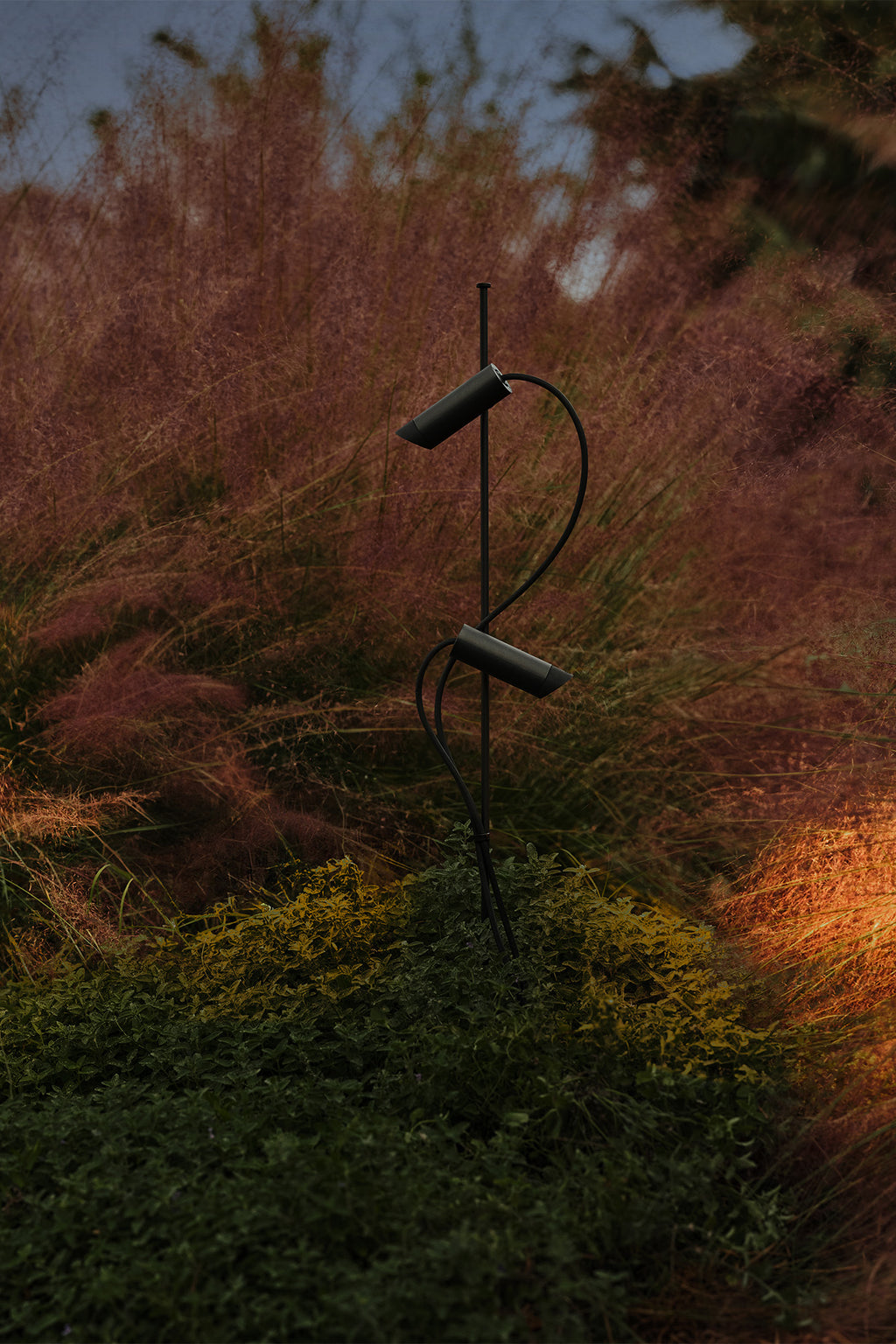 Proyector LED CLAP negro 6W 2700K 24° FARO 75702-222 en ambiente exterior, iluminación jardín aluminio IP65 superficie