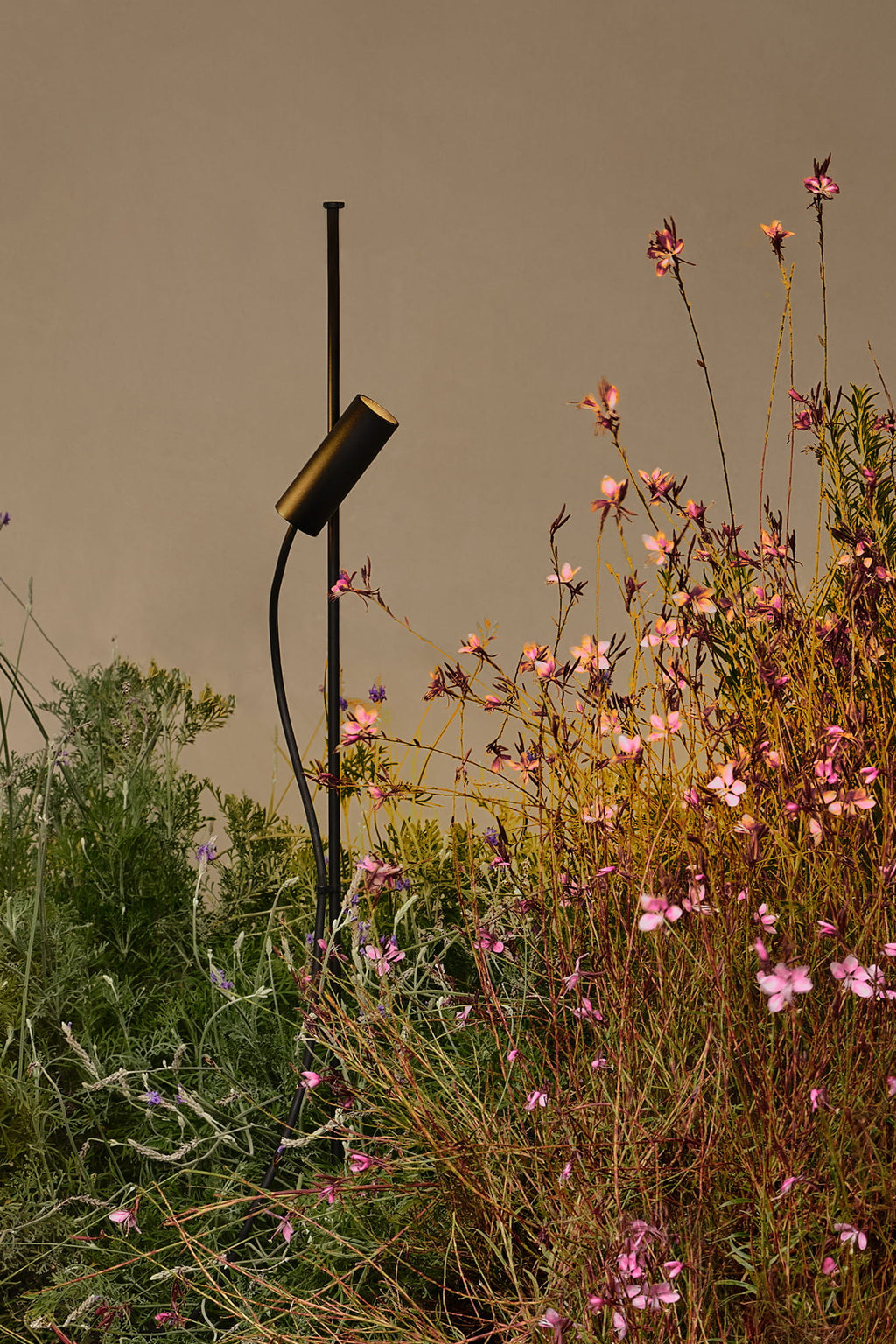 Proyector LED exterior CLAP negro 6W 2700K 38° FARO en ambiente de jardín, iluminación escenográfica con aluminio IP65 para luminaria superficie 75702-223