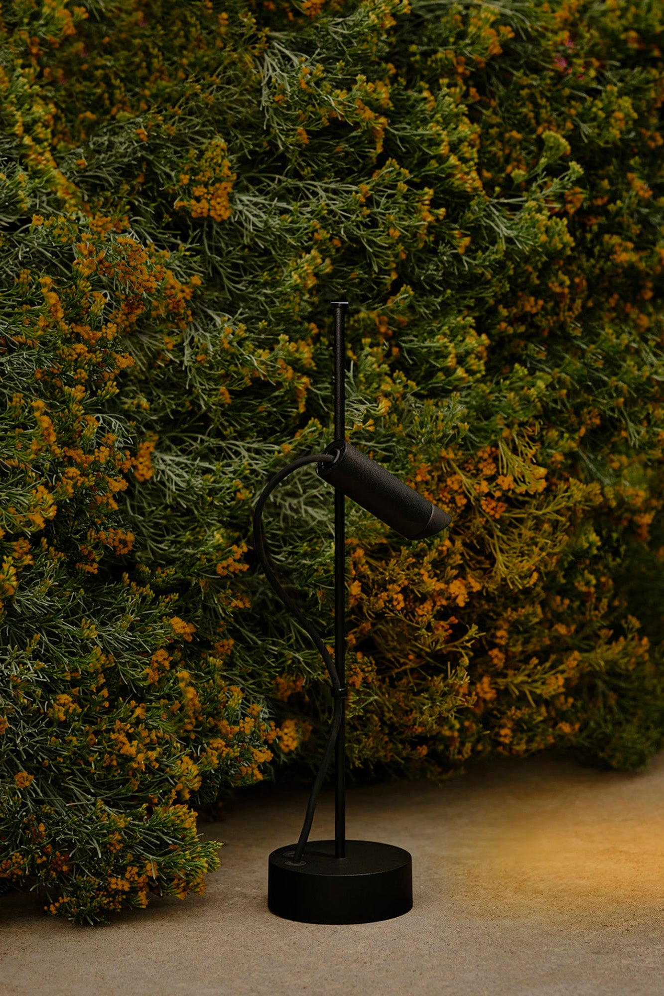 Baliza LED CLAP 512 negra 6W 3000K 38º FARO 75704-233 en ambiente exterior de jardín, luminaria de superficie en aluminio IP65 para iluminación LED cálida