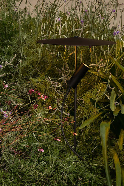 Baliza exterior CLAP 512 negra 6W 3000K faro LED de aluminio IP65 iluminando senderos de jardín, luminaria superficie para iluminación exterior