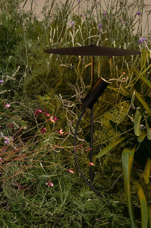 Baliza exterior CLAP 512 negra 6W 3000K faro LED de aluminio IP65 iluminando senderos de jardín, luminaria superficie para iluminación exterior