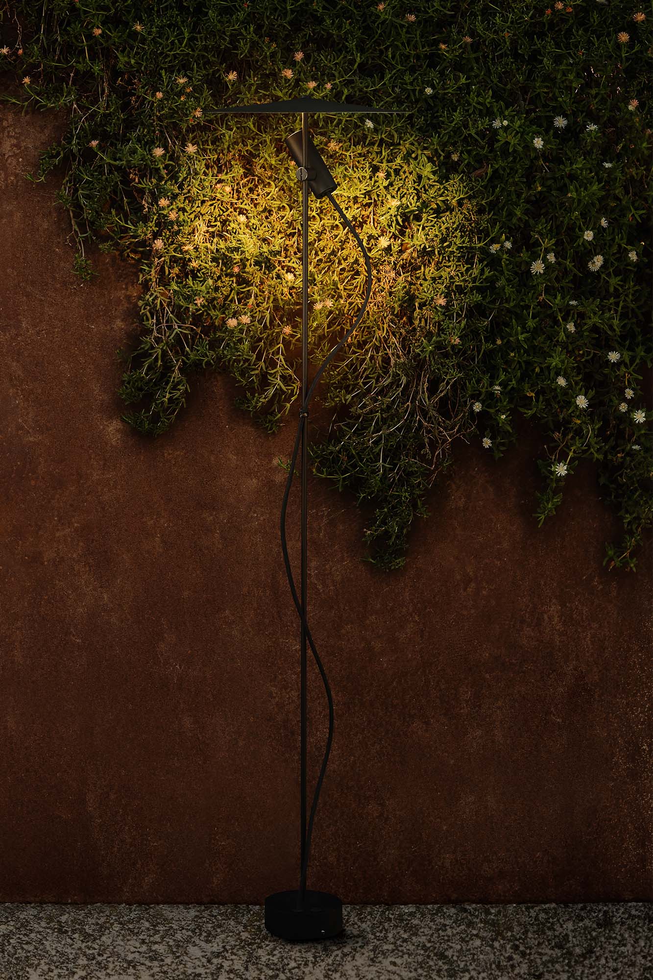 Baliza exterior CLAP 1266 negra 3000K FARO colección 7572 instalada en jardín, luminaria superficie LED cálida para iluminación senderos exteriores IP65