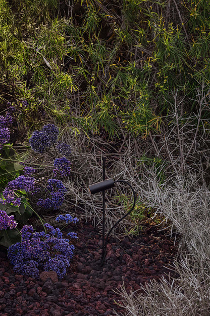 Imagen ambiente de Estaca CLAP 630 Negra 6W 3000K 38º FARO, luminaria LED IP65 para iluminación exterior en jardín, diseño escenográfico de superficie negro de la colección 7572