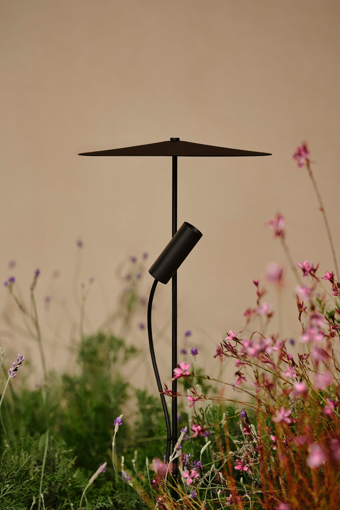 Proyector LED exterior negro CLAP 630 6W 3000K 38º FARO IP65 en jardín, iluminación escenográfica de acento para árbol con luz de aluminio 75708-233PDR