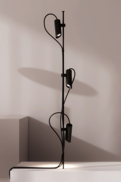 Estaca CLAP 630 negra LED 6W 3000K 38º en jardín escenográfico, iluminación exterior IP65 FARO 75709-233DR, luminaria superficie estaca jardín negro