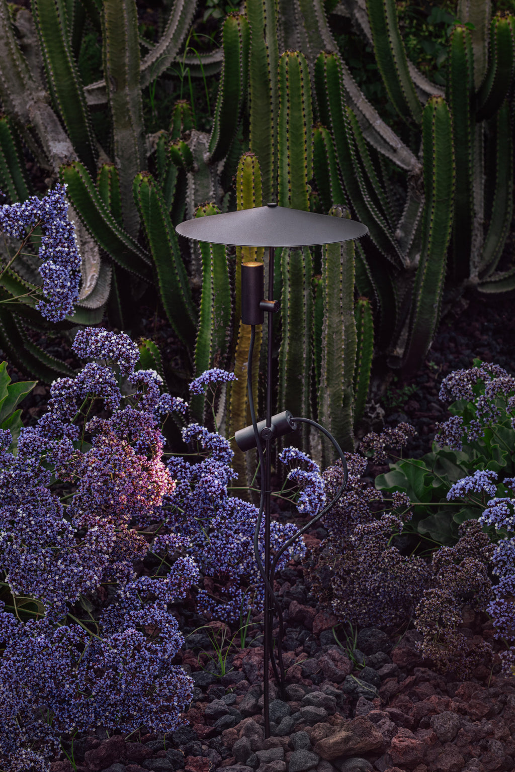 Estaca LED CLAP 1030 negra 2x6W 3000K FARO para iluminación exterior en jardín, COB LED 24V, luminaria de superficie acento negro modelo 75709-233P, vista ambiente