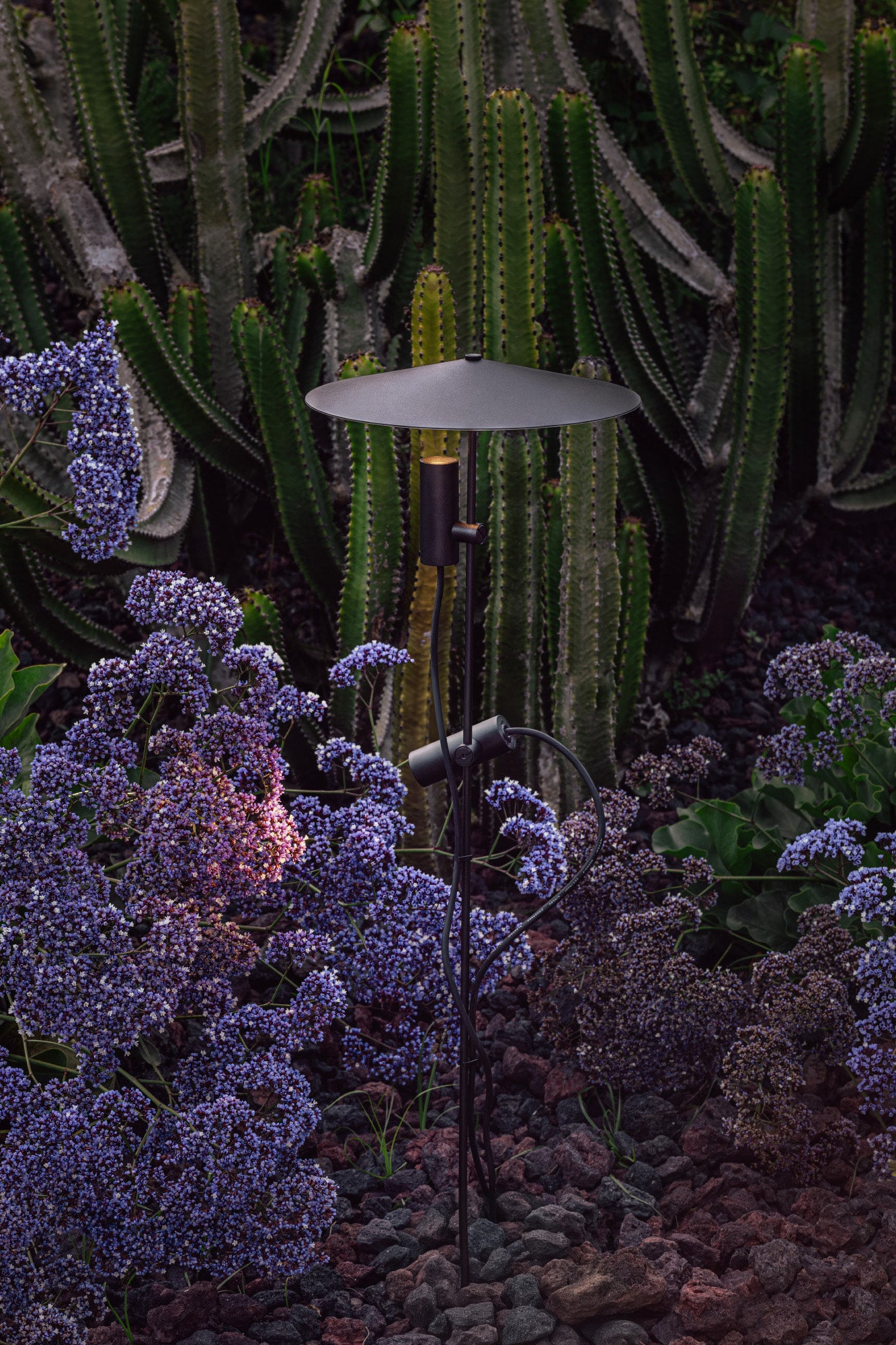 Estaca LED CLAP 1030 negra 2x6W 3000K FARO para iluminación exterior en jardín, COB LED 24V, luminaria de superficie acento negro modelo 75709-233P, vista ambiente