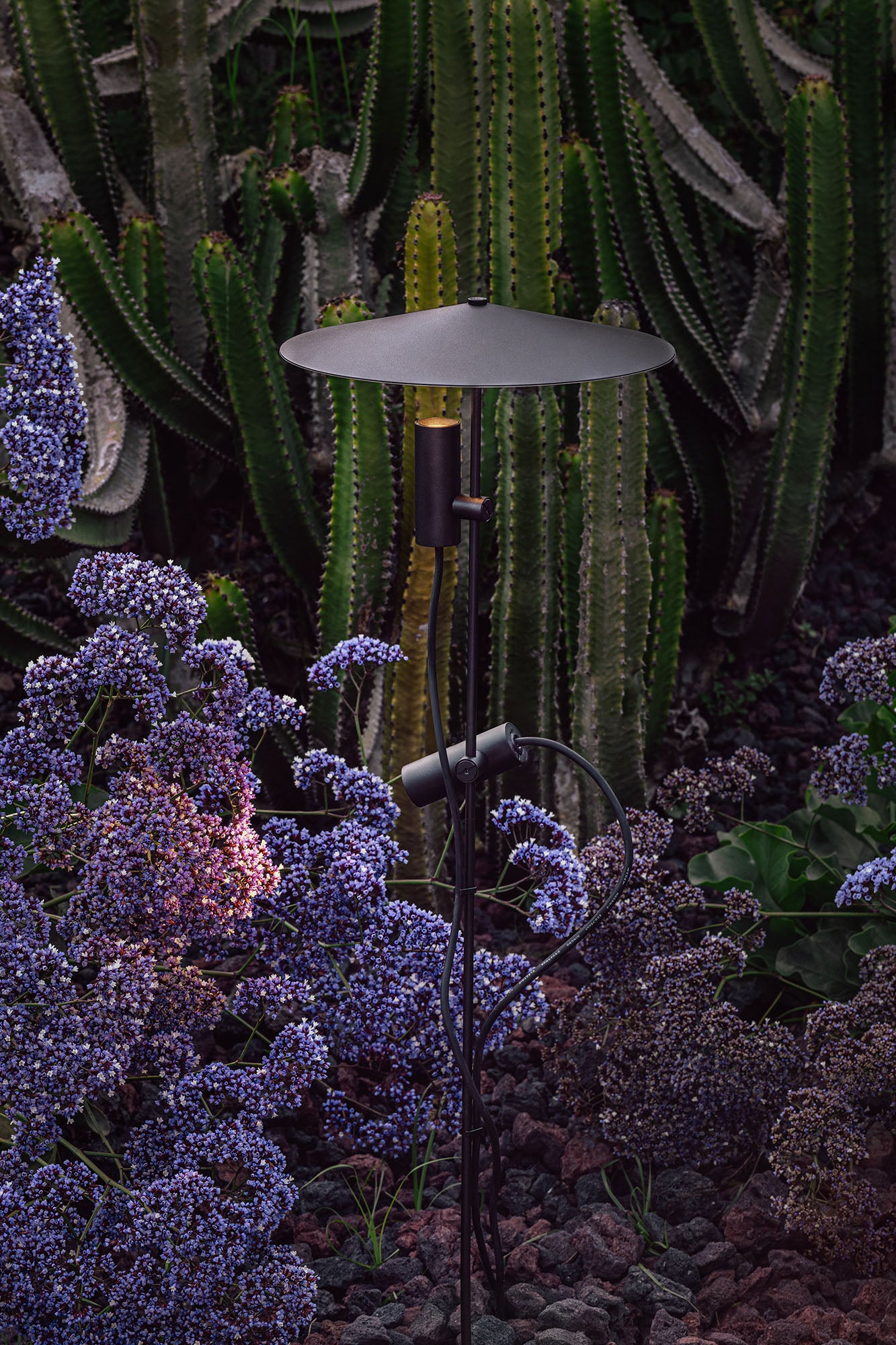 Estaca jardín LED exterior negra CLAP 1030 2x6W 3000K en ambiente natural, iluminación FARO IP65 para jardín, modelo 75709-233PDR