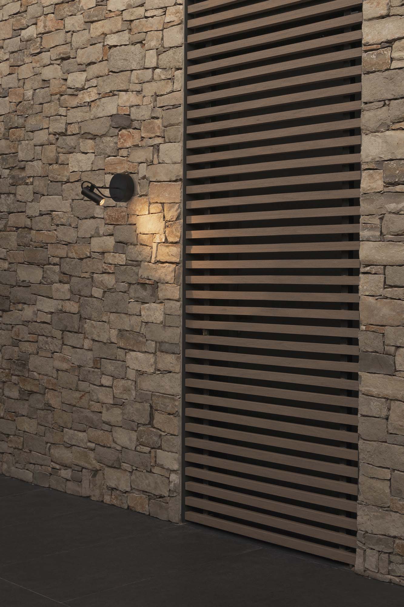 Proyector exterior Aplique CLAP negro 6W 3000K FARO 75710-233 en imagen ambiente, luminaria LED IP65 para iluminación fachada y semicubiertos