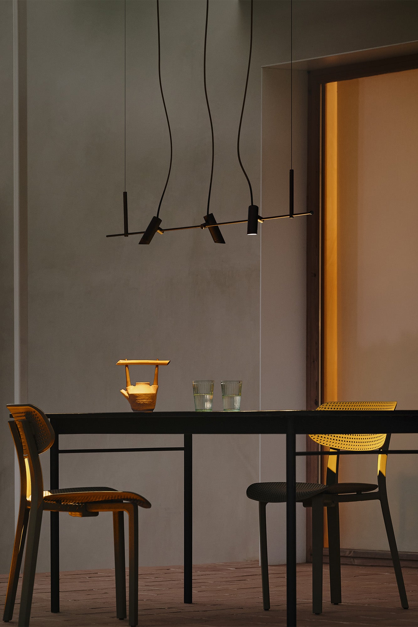 Luminaria colgante lineal CLAP negro 3x6W LED COB exterior IP65 3000K 38° instalada en ambiente de terraza, iluminación Faro 75711-233