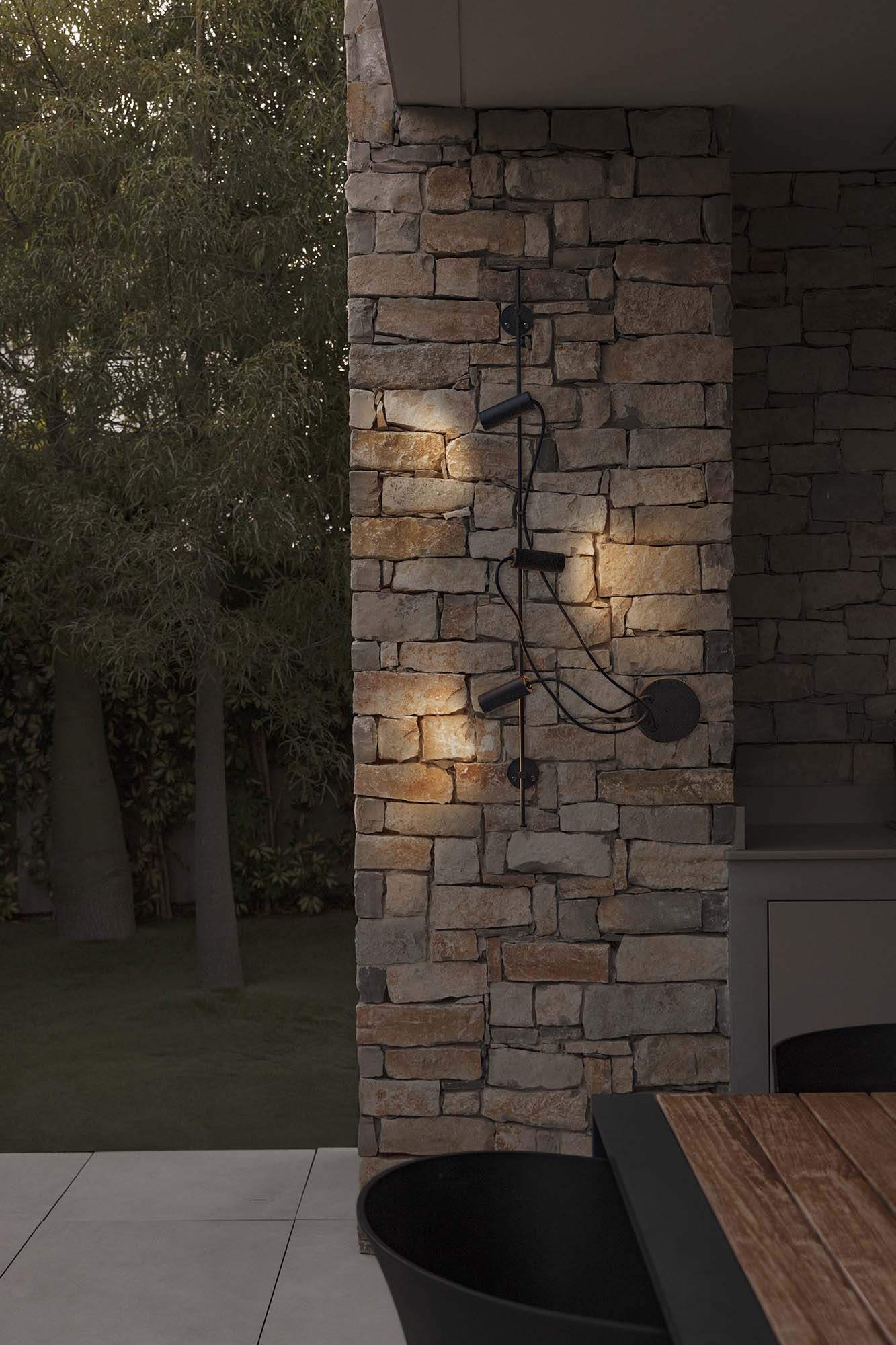 Aplique plafón lineal CLAP negro 3x6W FARO 75712-233 en ambiente exterior, luminaria superficie IP65 3000K aluminio colección 7572