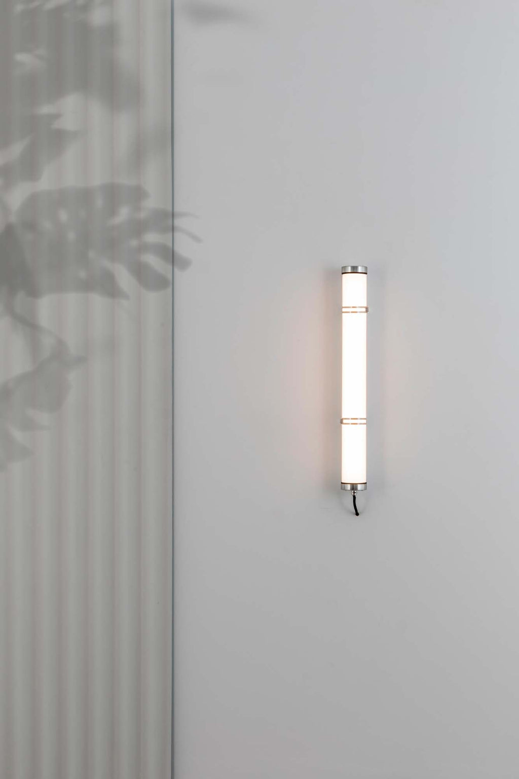 Aplique LED exterior SCUBA 600 cromado 20W modelo FARO 75750, luminaria de pared en acero inoxidable para iluminación industrial en entornos exteriores