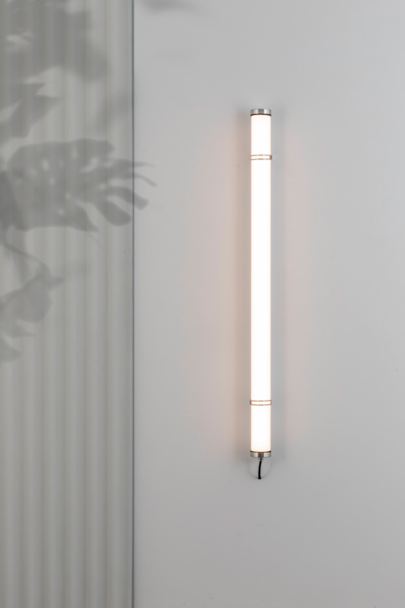 Luminaria aplique exterior SCUBA 1200 en cromo 36W, faro LED industrial de acero inoxidable modelo 75751 instalado en pared ambiente exterior