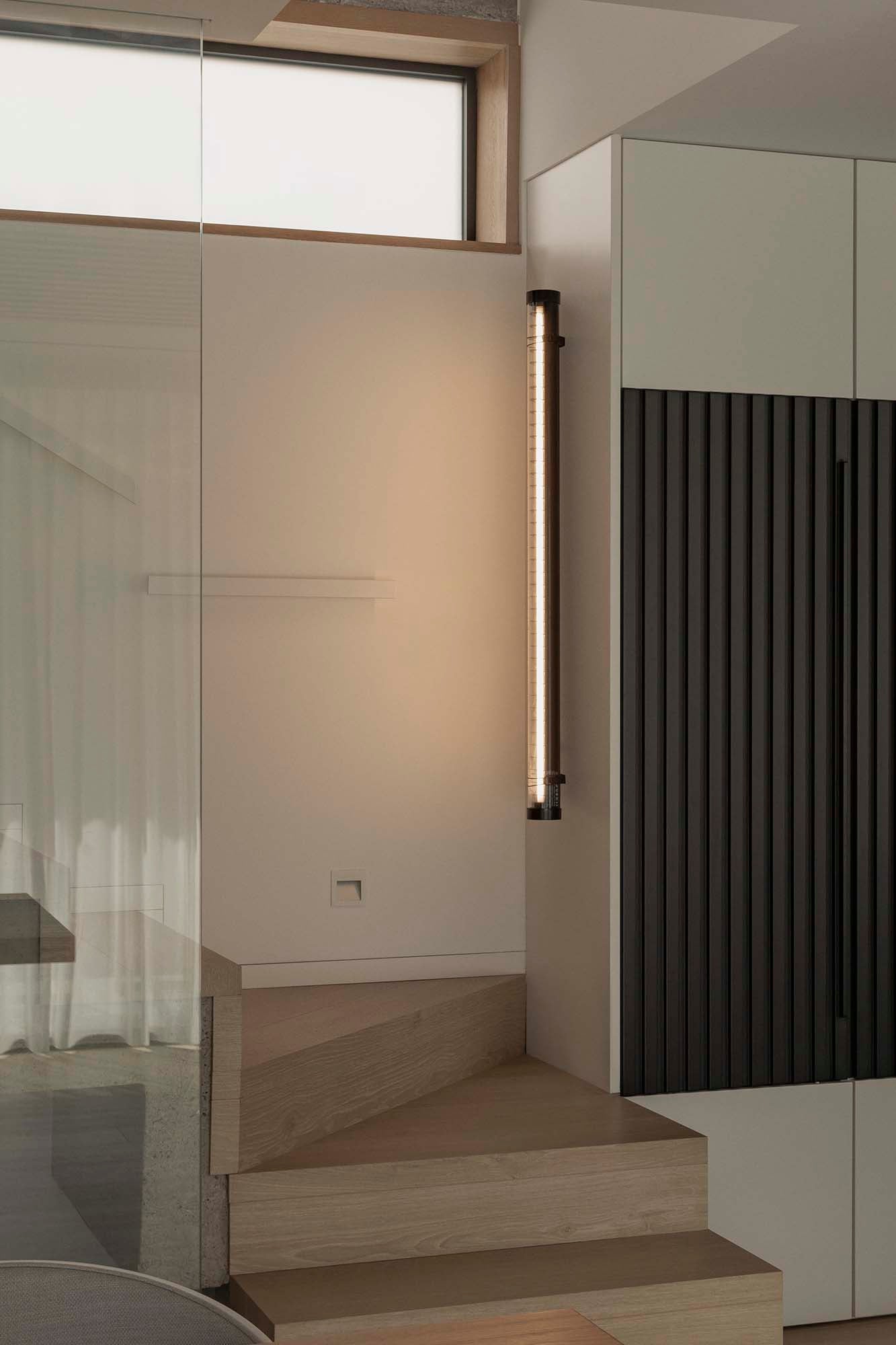 Luminaria aplique de pared exterior SCUBA LOUVER 1200 en negro aluminio, 36W LED industrial FARO 75757, IP65 IK10, en ambiente de iluminación exterior resistente