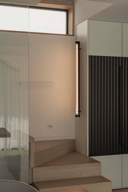 Luminaria aplique de pared exterior SCUBA LOUVER 1200 en negro aluminio, 36W LED industrial FARO 75757, IP65 IK10, en ambiente de iluminación exterior resistente