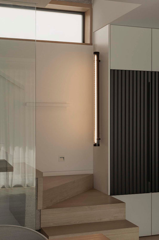 Luminaria aplique de pared exterior SCUBA LOUVER 1200 en negro aluminio, 36W LED industrial FARO 75757, IP65 IK10, en ambiente de iluminación exterior resistente