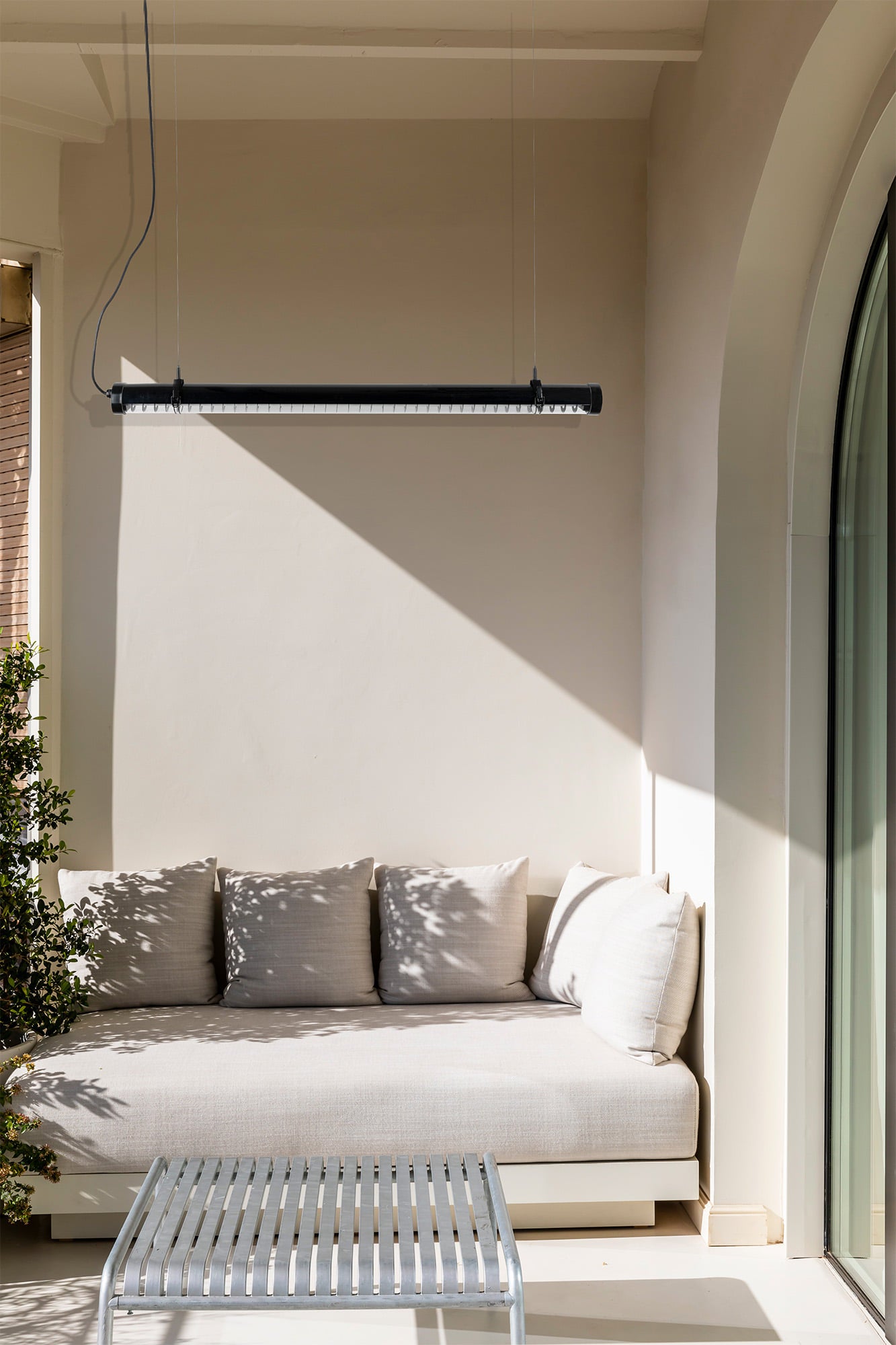 Luminaria colgante SCUBA LOUVER 1200 negra 36W FARO 75758-01-110 en ambiente exterior industrial, LED IP65 IK10 con confort visual de suspensión