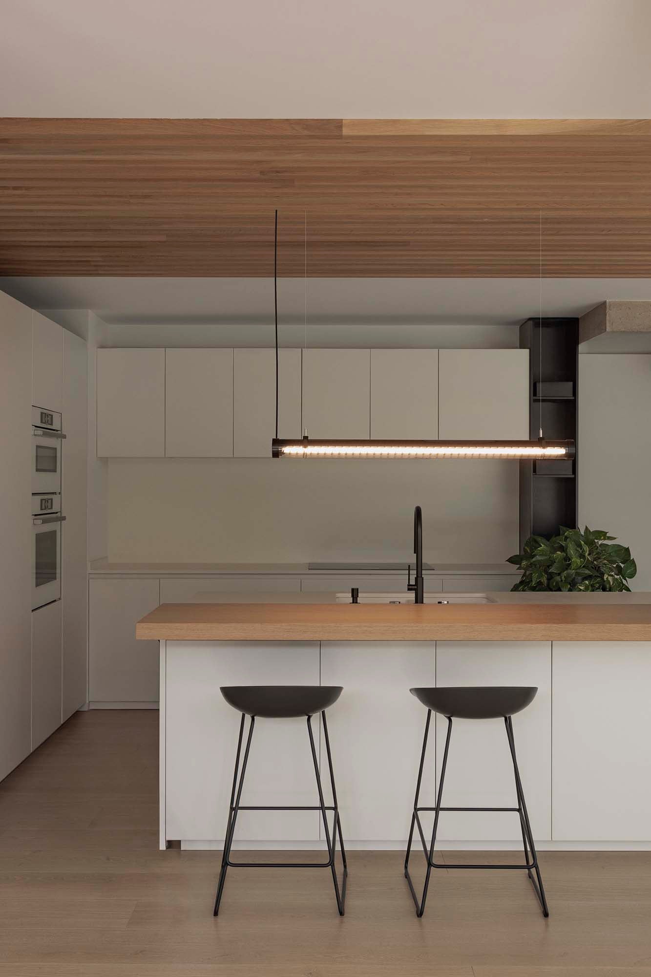 Luminaria colgante SCUBA LOUVER 1200 negra 36W en ambiente exterior industrial, diseño de aluminio IP65 con LED 2700K de FARO, modelo 75758-01 para iluminación exterior de suspensión