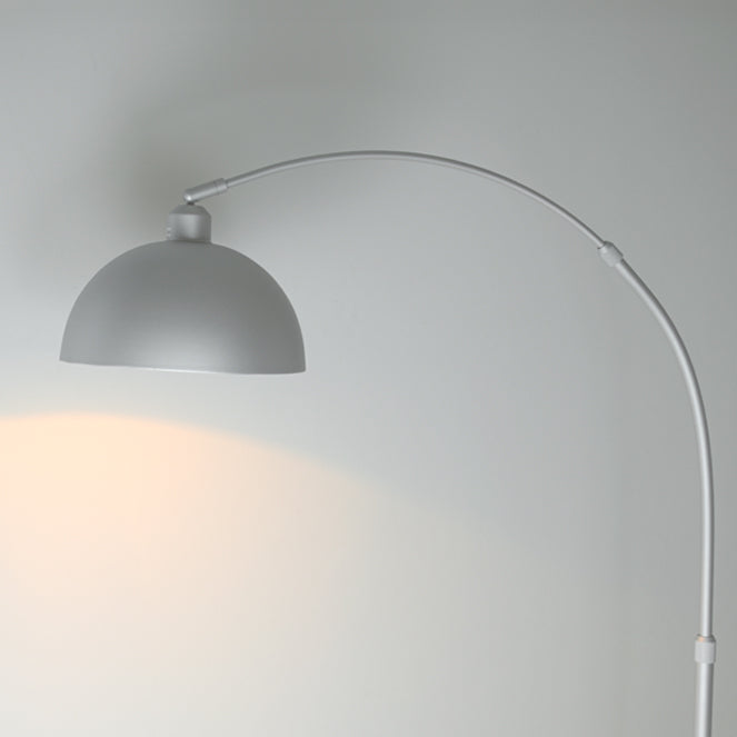 Lámpara AMALFI fabricada en mármol color negro y detalles plata, ideal para iluminación ambiental.