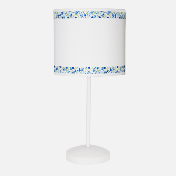 Lámpara de sobremesa Cenefa en blanco y azul de Abrila, modelo 107371008 con casquillo E14, diseño infantil de metal y textil para iluminación decorativa en interiores.