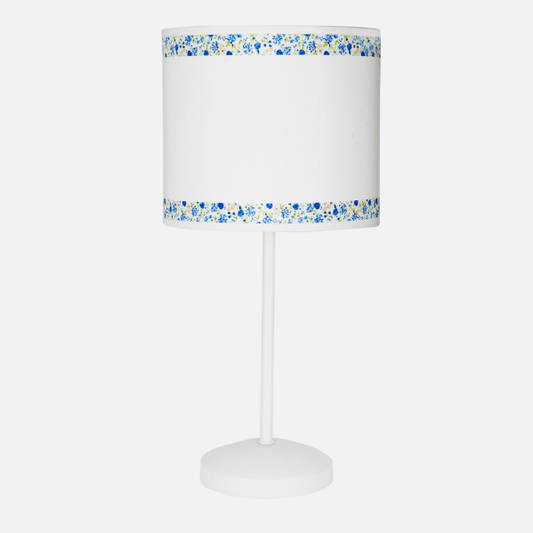 Lámpara de sobremesa Cenefa en blanco y azul de Abrila, modelo 107371008 con casquillo E14, diseño infantil de metal y textil para iluminación decorativa en interiores.