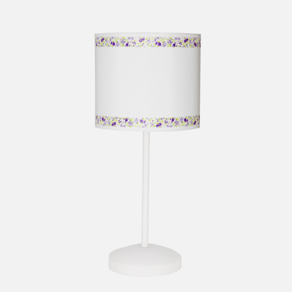 Lámpara de sobremesa Cenefa en blanco y lila de Abrila, modelo 107371019 con 1 bombilla E14, diseño infantil para habitación de niños, iluminación decorativa en metal y textil, ideal para interiores acogedores.