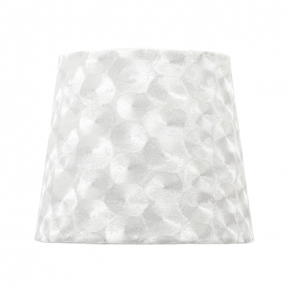 Pantalla Fátima Blanco Nacar de Fabrilamp, lámpara textil blanca nacarada para decoración e iluminación del hogar.
