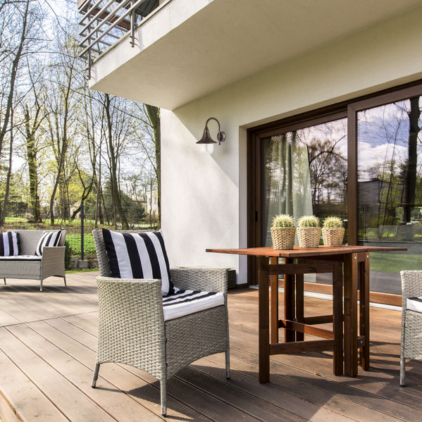 Aplique exterior Hinojo Oro Viejo de Fabrilamp, luminaria clásica en policarbonato para jardín y terraza, iluminación exterior en tono oro viejo