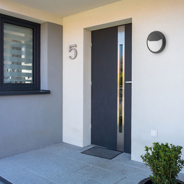 Aplique exterior Coliandro negro de Fabrilamp, IP65, iluminación para jardín, diseño moderno, policarbonato, modelo 127461009