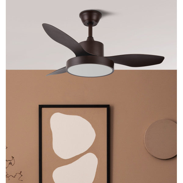 ```
Ventilador de techo Hayate 24W marrón con LED integrado y tres aspas de Abrila
```

Puedes ampliarla manteniendo siempre words clave
```
Ventilador de techo Hayate 24W marrón con tres aspas, fabricado por Abrila, combinando metal y plástico ABS Policarbonato. Diseñado para interiores y equipado con motor DC y LED integrado para iluminación eficiente.
```