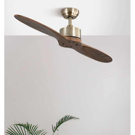 Ventilador de techo Leste en acabado Cuero Roble de Abrila, modelo sin luz con motor DC silencioso, diámetro 132 cm, control remoto incluido, ideal para interiores domésticos en metal y madera.