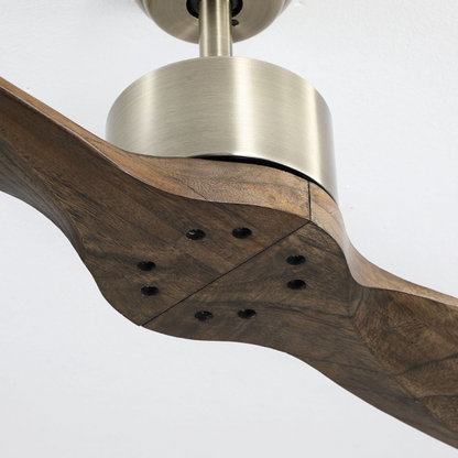 Ventilador de techo Leste en acabado Cuero Roble sin luz integrada de Abrila, modelo 128990264 con aspas de metal y madera de 132 cm, motor DC silencioso para interiores domésticos, control remoto incluido y diseño moderno.