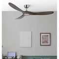 Ventilador de techo DC Marin en níquel y roble de 152 cm de Abrila, modelo 129090302 con 6 velocidades, motor DC eficiente, mando a distancia, temporizador y diseño en metal y madera para interiores domésticos.