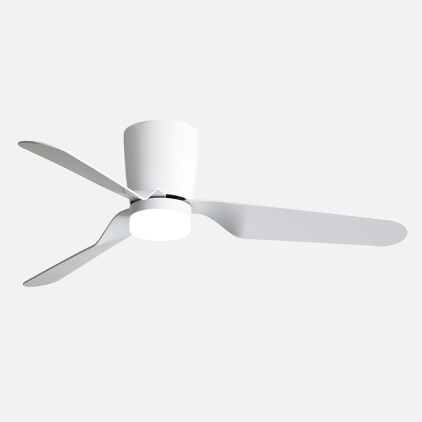 Ventilador de techo Kochi blanco 18W DC de Abrila modelo 129191301 con LED integrado regulable, motor DC eficiente, 6 velocidades y control AI2 para interiores domésticos.