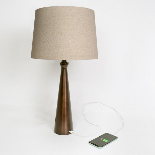 Lámpara de sobremesa Pearl en color marrón de Abrila, modelo 130771002, dimensiones 61x33x33 cm, fabricada en metal con pantalla textil, incluye puerto USB para carga, ideal para decoración interior doméstica moderna.