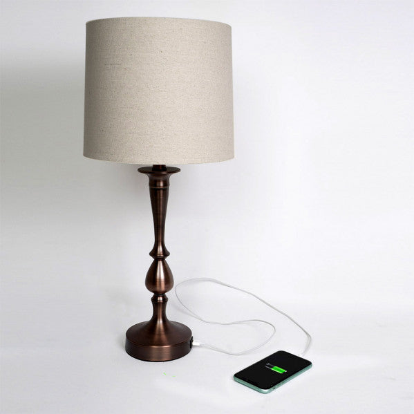 Lámpara de sobremesa Khalifa en color marrón de Abrila, modelo 130871002, con dimensiones 60.5x28x28 cm, fabricada en metal y textil, ideal para decoración interior doméstica, incluye puerto USB para carga.