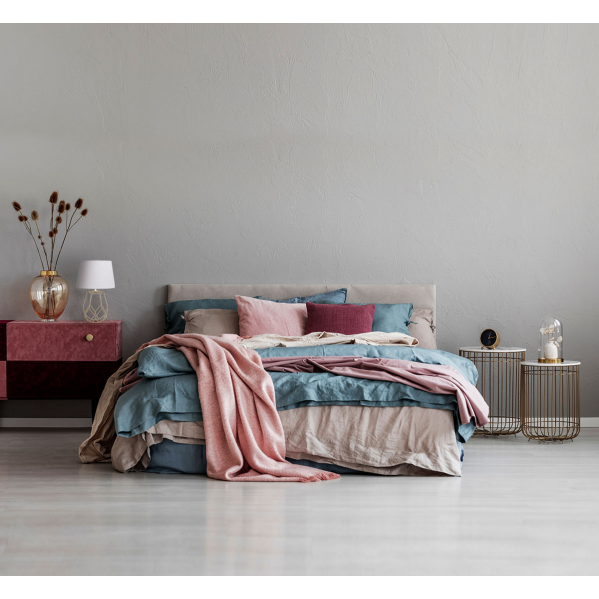 Lámpara de sobremesa Labeo en acabado oro de 51.5 cm, diseño moderno y versátil de Abrila con base metálica y pantalla textil, ideal para iluminación doméstica y decoración interior contemporánea (modelo 134571029).