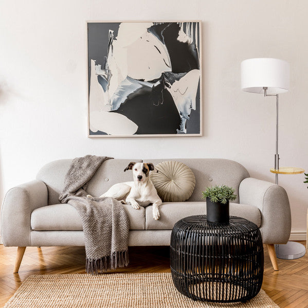 Lámpara de pie Sirio con mesa integrada y puerto USB de Abrila en acabado cromo y blanco, diseño moderno para salón con bombilla E27 y cable textil, ideal para decoración interior y iluminación funcional.