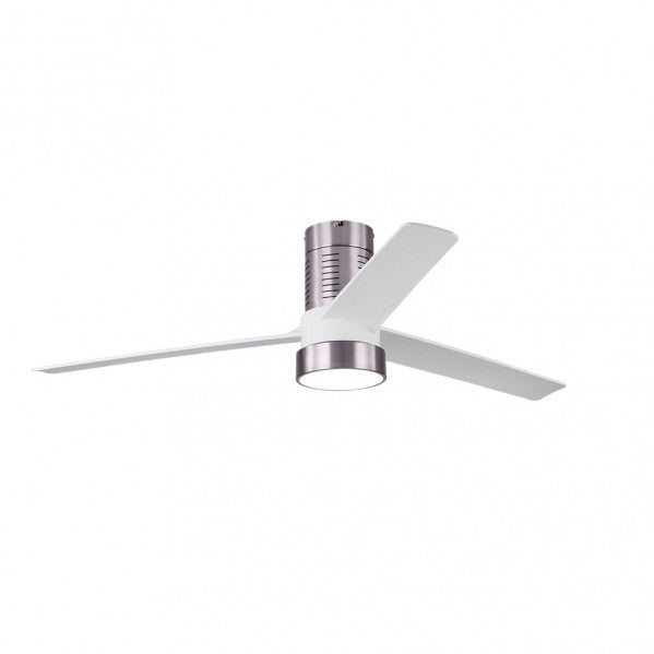 Ventilador de techo DC Teo en níquel y blanco de Abrila, 24W con motor eficiente, LED integrado regulable, control remoto y diseño en metal, metacrilato y policarbonato para interiores domésticos.