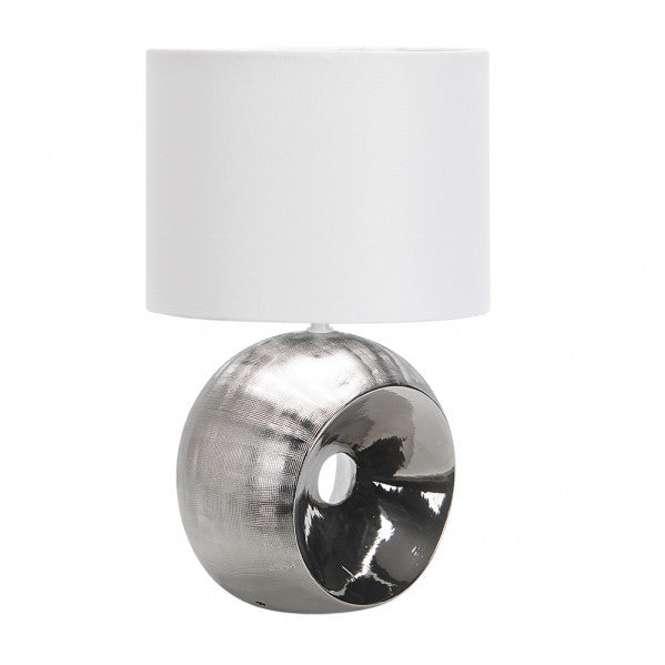 Lámpara de sobremesa en cerámica blanca con base cromo EA de Abrila, diseño neoclásico vintage para decoración interior con pantalla textil, modelo 160071020.