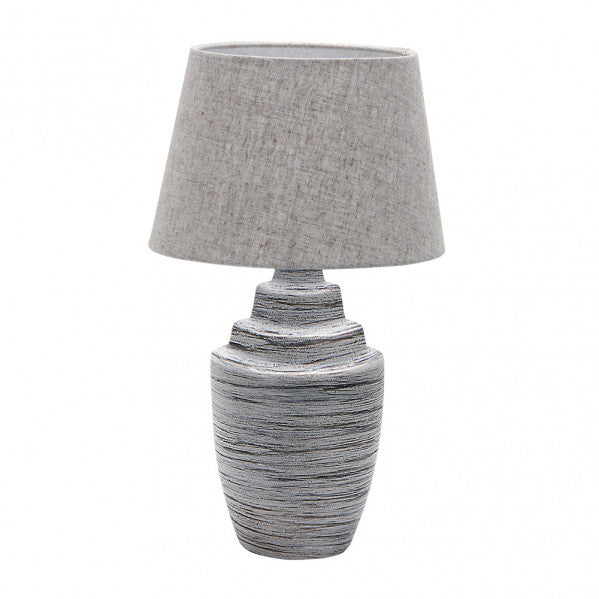 Lámpara de sobremesa cerámica Tui en zinc gris por Abrila, modelo 160371028, con casquillo E27 para luz difusa en decoración interior doméstica.