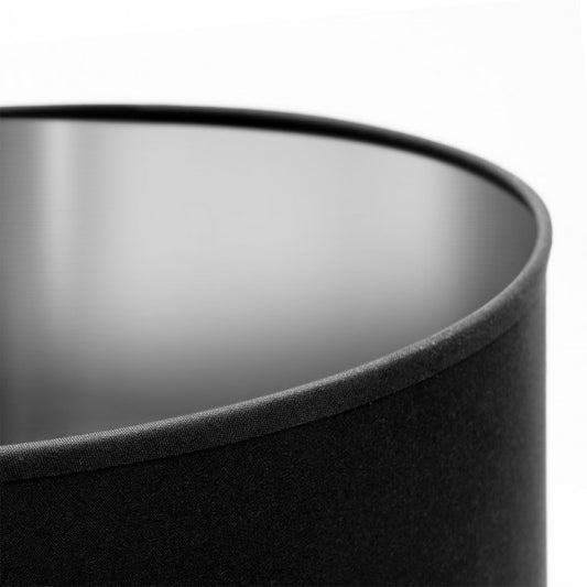 Lámpara de sobremesa Roa en cerámica con acabado cromo negro de Abrila, estilo neoclásico y vintage para decoración interior moderna, modelo 160971020 con pantalla textil.